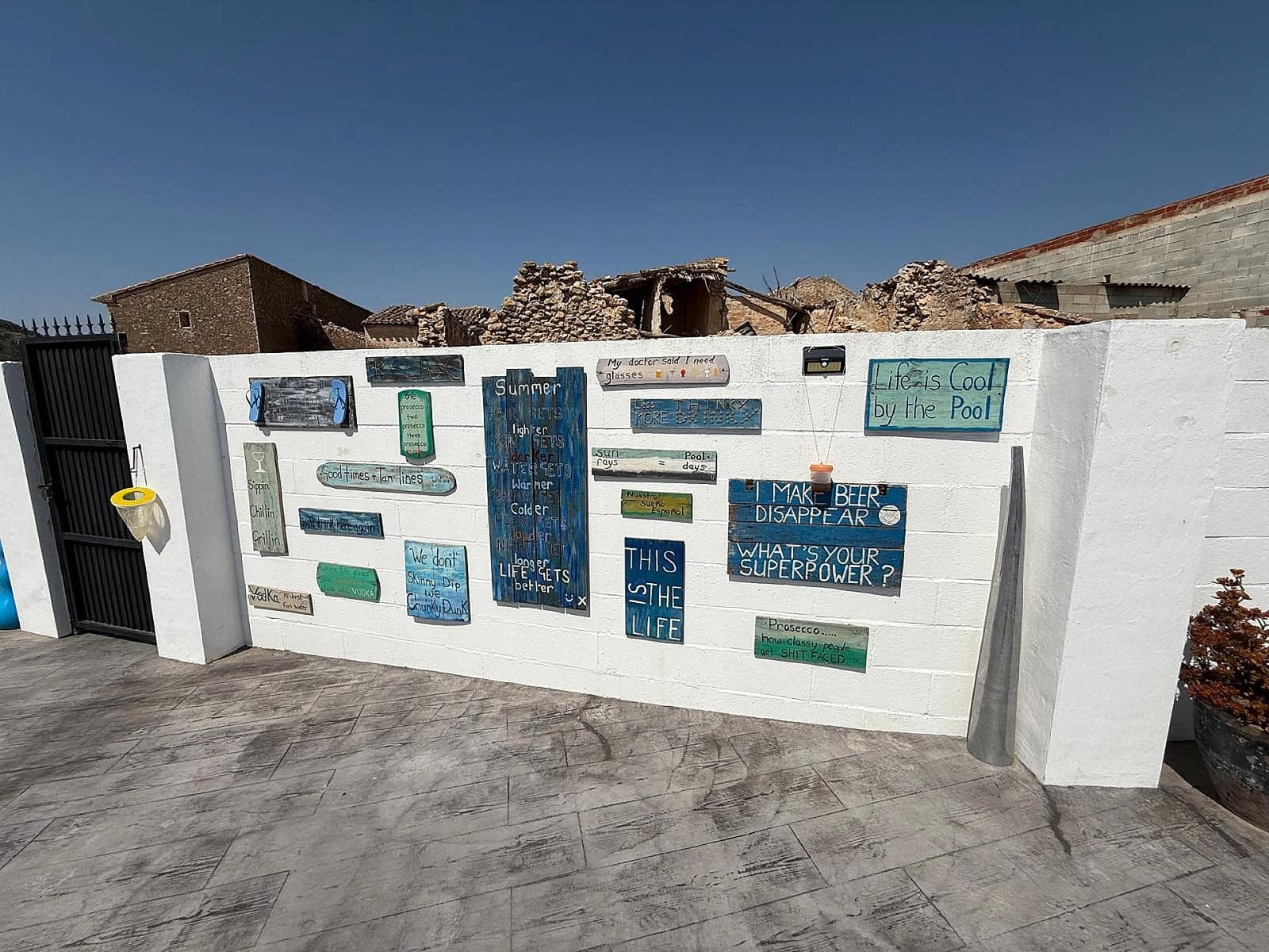 Chalet de 3 habitaciones en Caudete en venta con piscina - 229.995 € (Ref: 9777658)