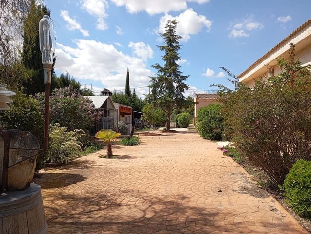 3 bedroom Villa for sale in Yecla with pool garage - € 299,995 (Ref: 9780125)