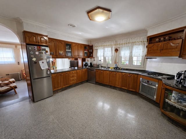 6 soverom Villa til salgs i Sax med svømmebasseng garasje - € 599 995 (Ref: 9795337)