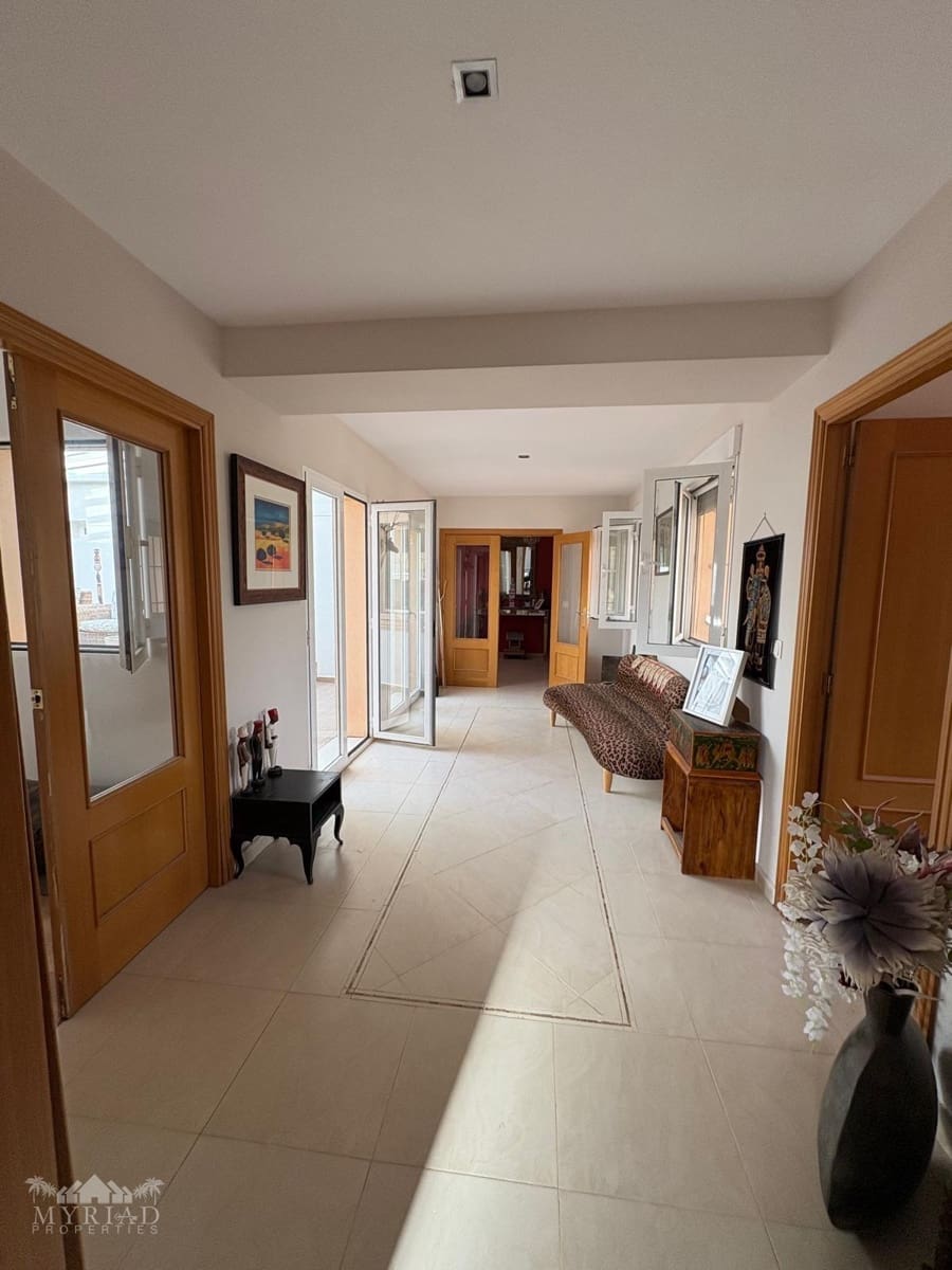 6 bedroom Villa for sale in Encebras with pool - € 649,995 (Ref: 9800351)