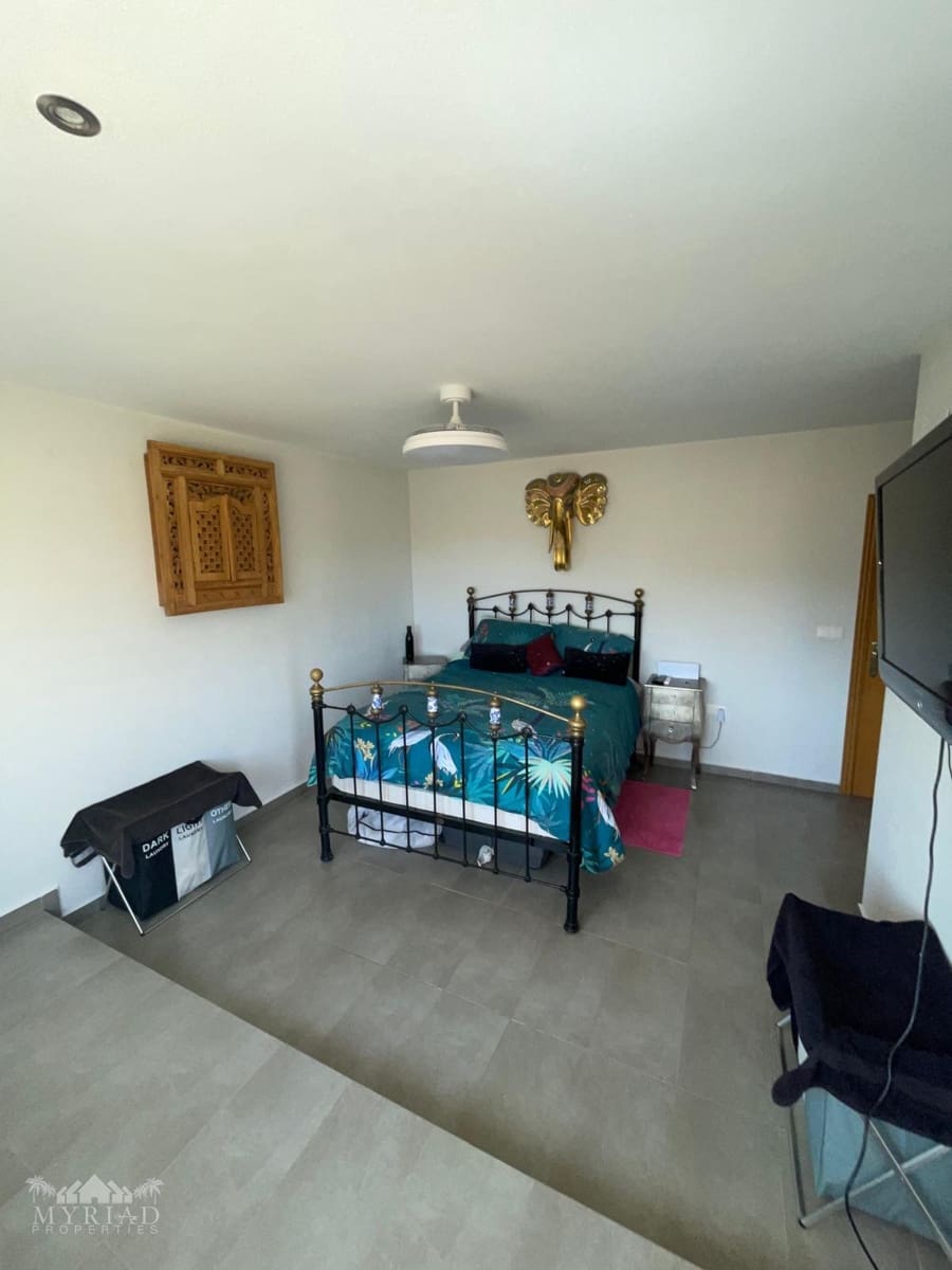 6 bedroom Villa for sale in Encebras with pool - € 649,995 (Ref: 9800351)