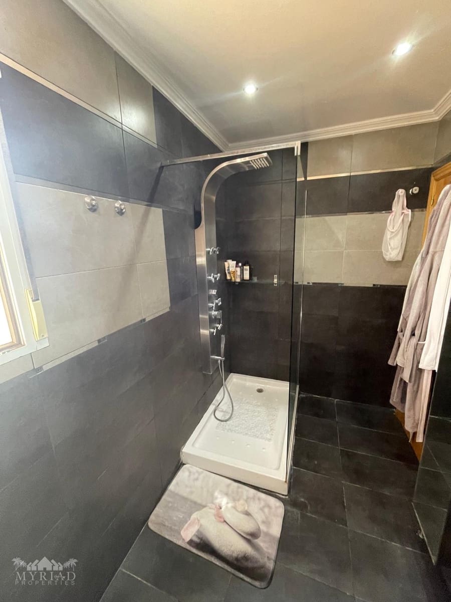 6 bedroom Villa for sale in Encebras with pool - € 649,995 (Ref: 9800351)