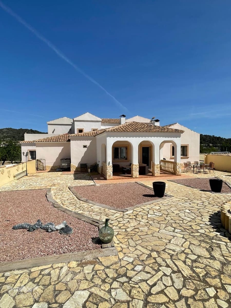6 bedroom Villa for sale in Encebras with pool - € 649,995 (Ref: 9800351)