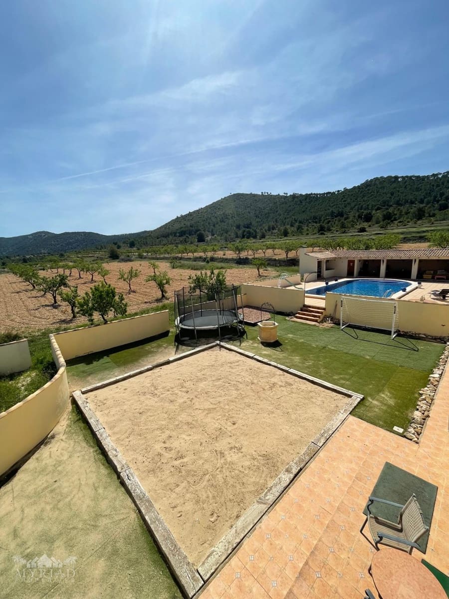 6 bedroom Villa for sale in Encebras with pool - € 649,995 (Ref: 9800351)