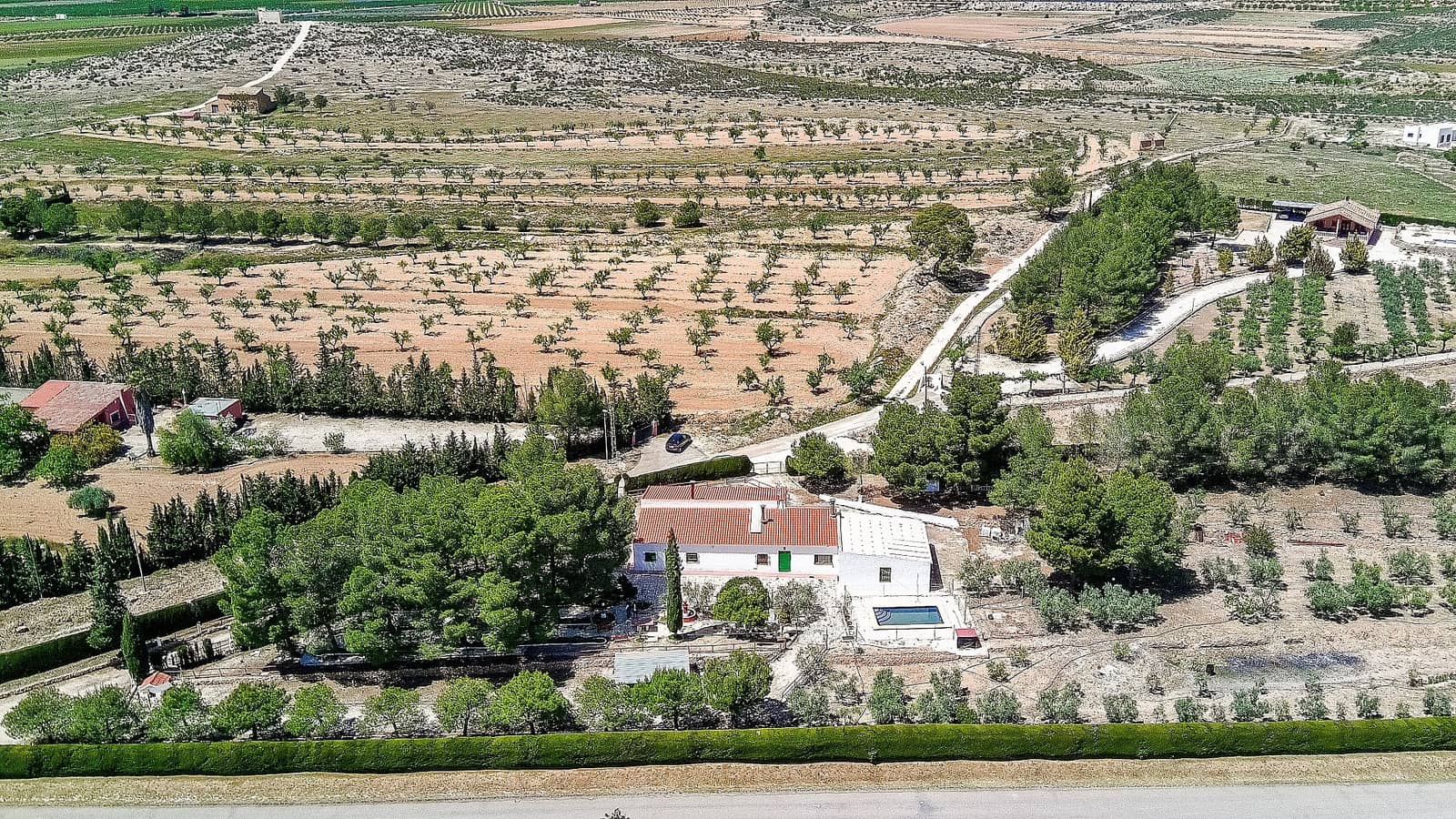 6 soveværelse Finca/Landehus til salg i Pinoso med swimmingpool garage - € 367.000 (Ref: 9803921)