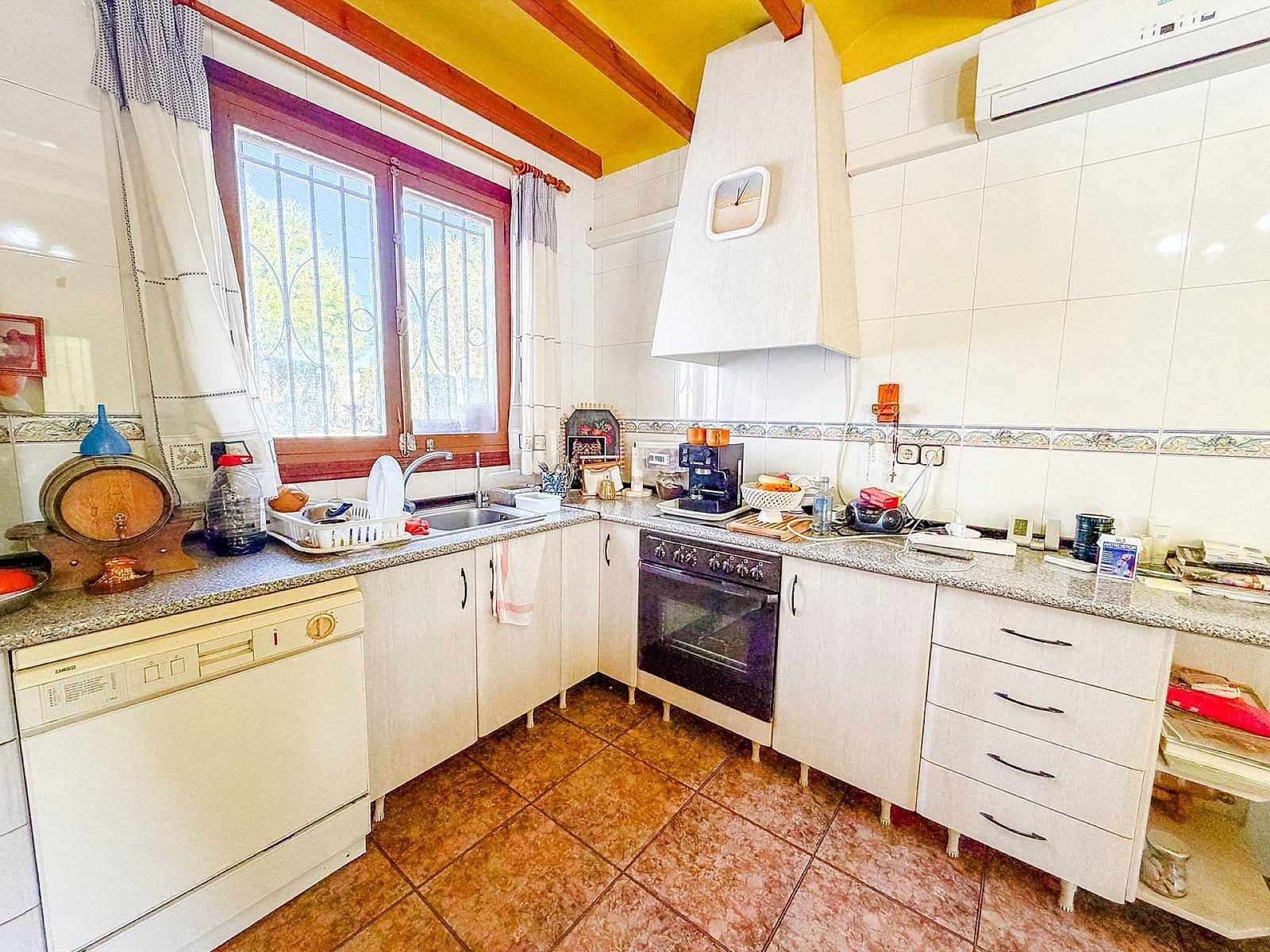 6 soveværelse Finca/Landehus til salg i Pinoso med swimmingpool garage - € 367.000 (Ref: 9803921)