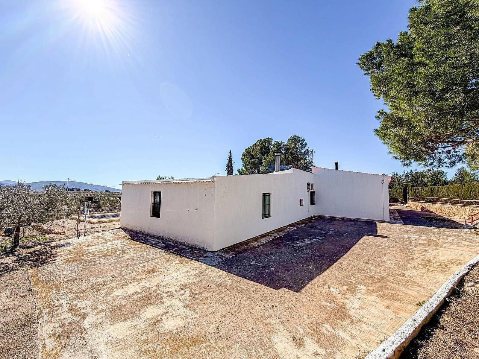 6 soveværelse Finca/Landehus til salg i Pinoso med swimmingpool garage - € 367.000 (Ref: 9803921)