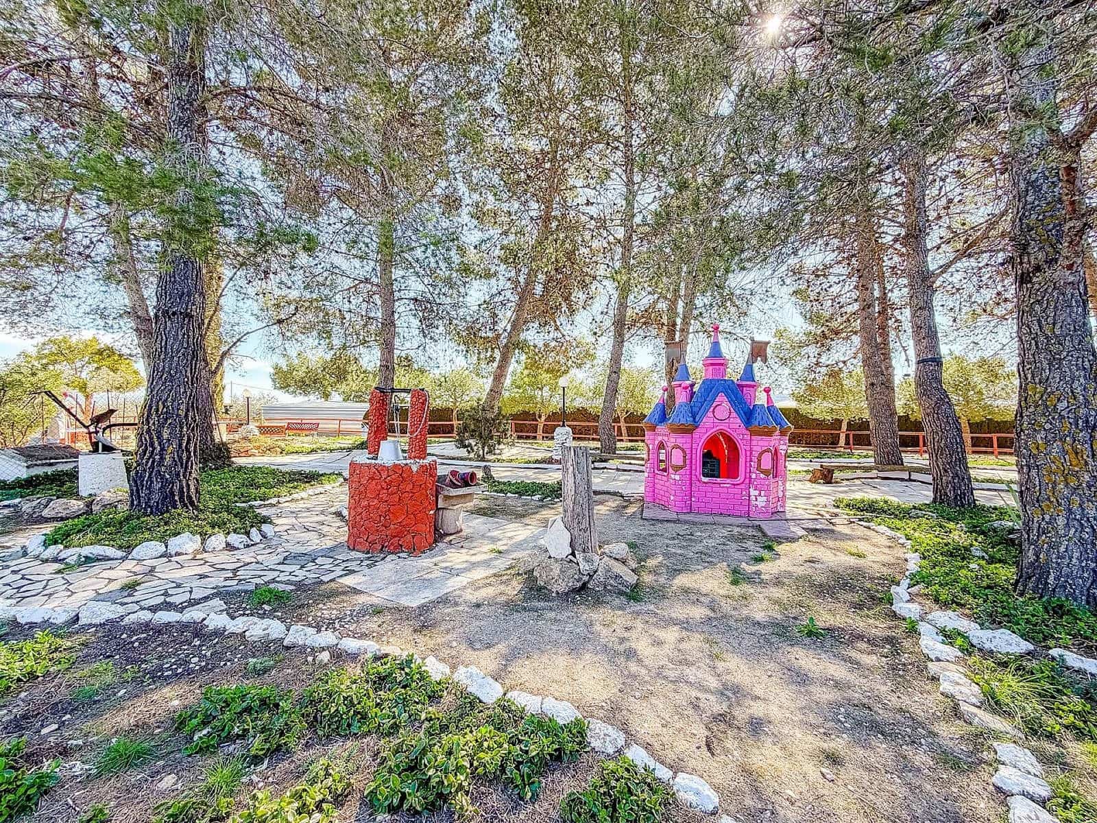 6 soveværelse Finca/Landehus til salg i Pinoso med swimmingpool garage - € 367.000 (Ref: 9803921)