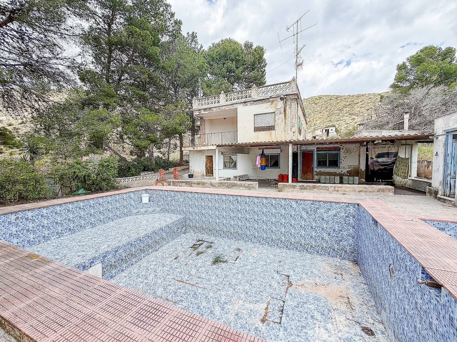 5 bedroom Villa for sale in Hondon de las Nieves with pool - € 155,000 (Ref: 9822002)