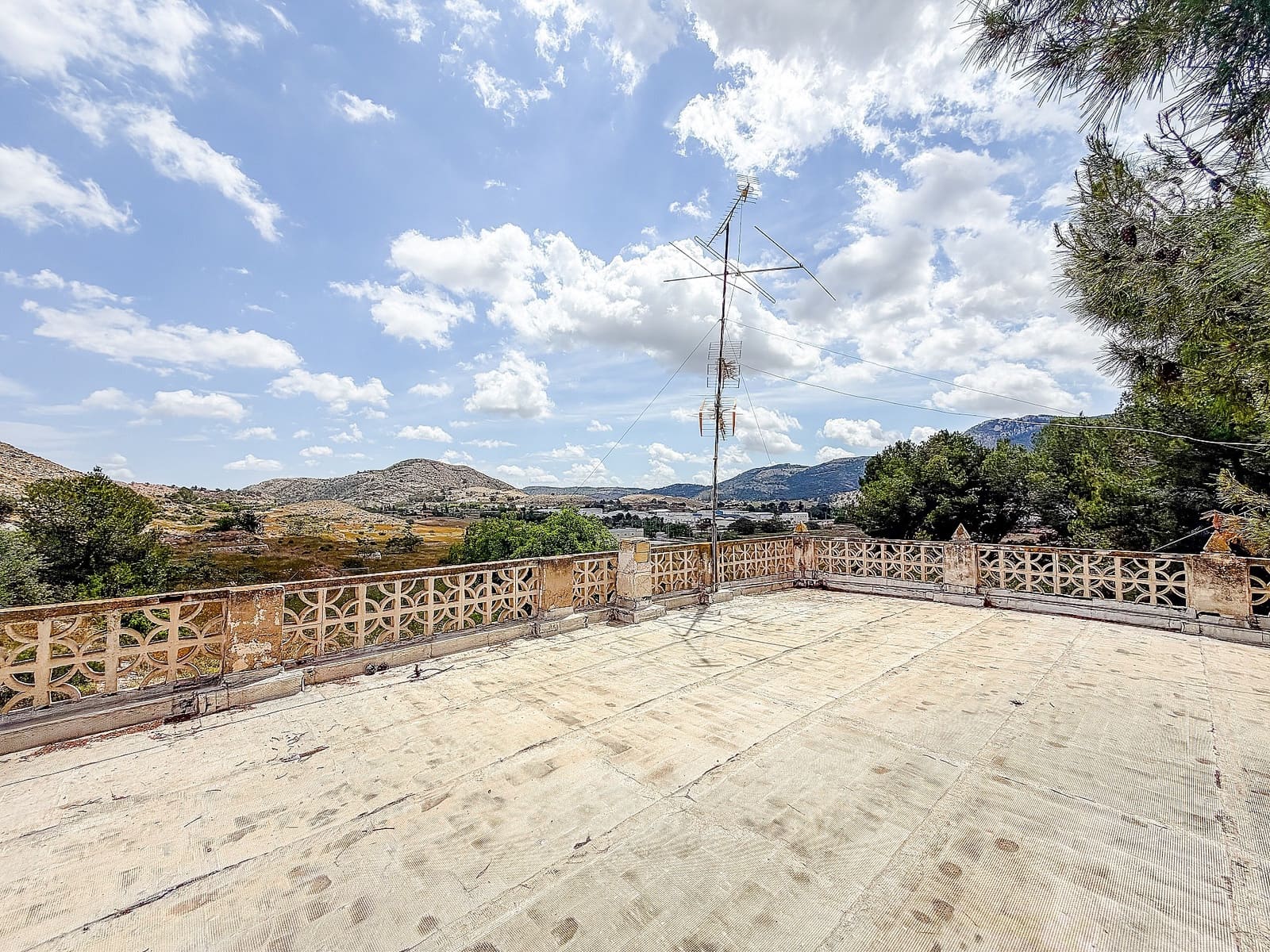 5 bedroom Villa for sale in Hondon de las Nieves with pool - € 155,000 (Ref: 9822002)