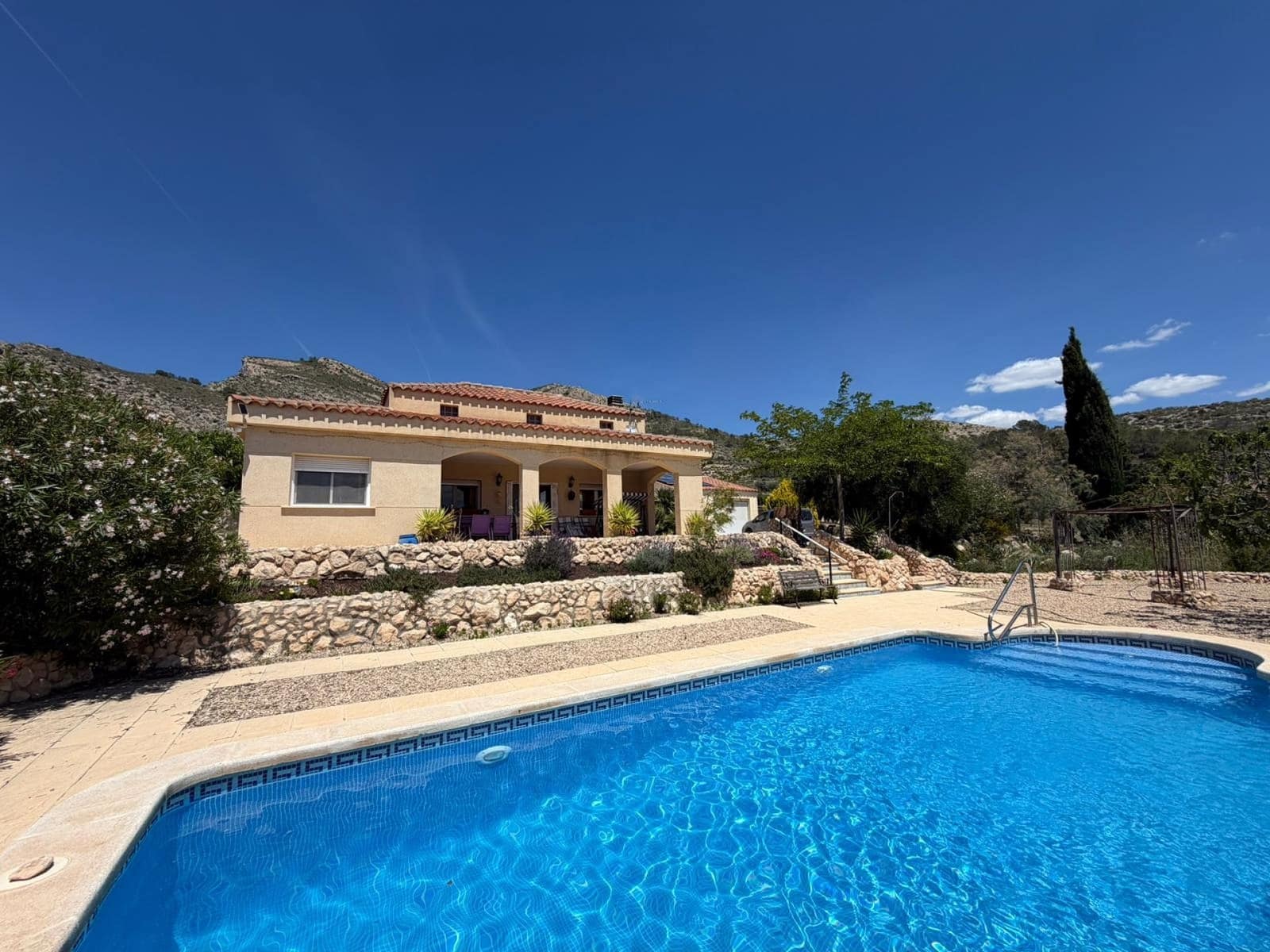 Chalet de 3 habitaciones en Sax en venta con piscina garaje - 349.995 € (Ref: 9849000)