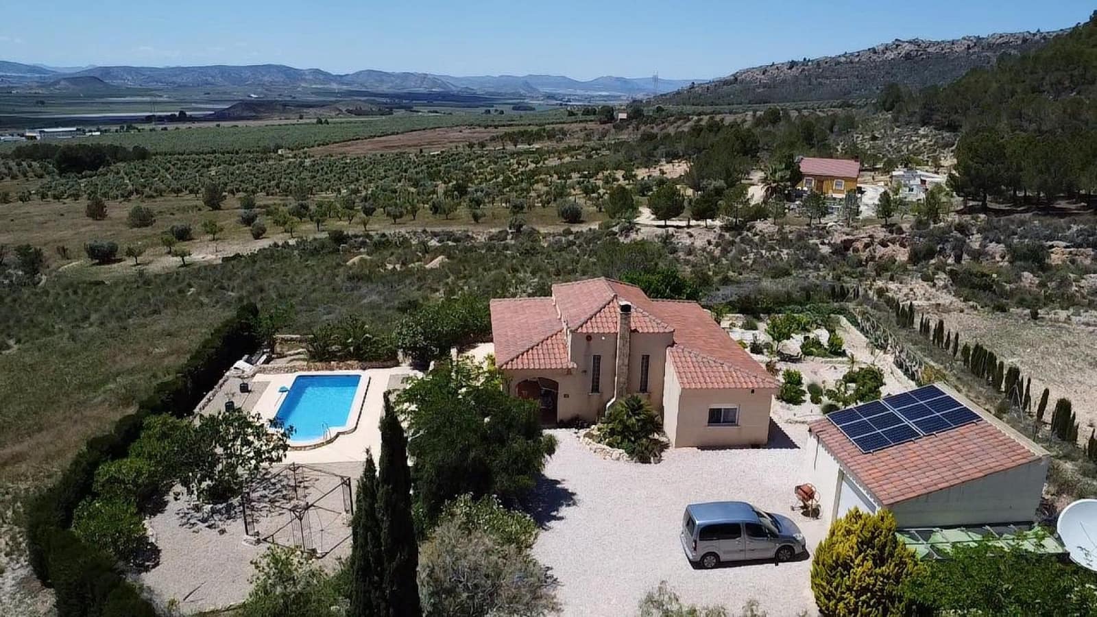 Chalet de 3 habitaciones en Sax en venta con piscina garaje - 349.995 € (Ref: 9849000)