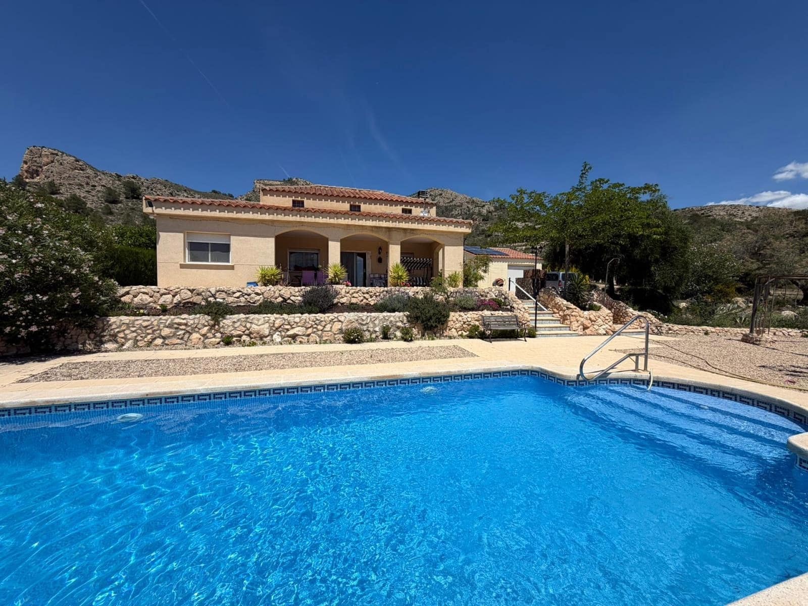 Chalet de 3 habitaciones en Sax en venta con piscina garaje - 349.995 € (Ref: 9849000)