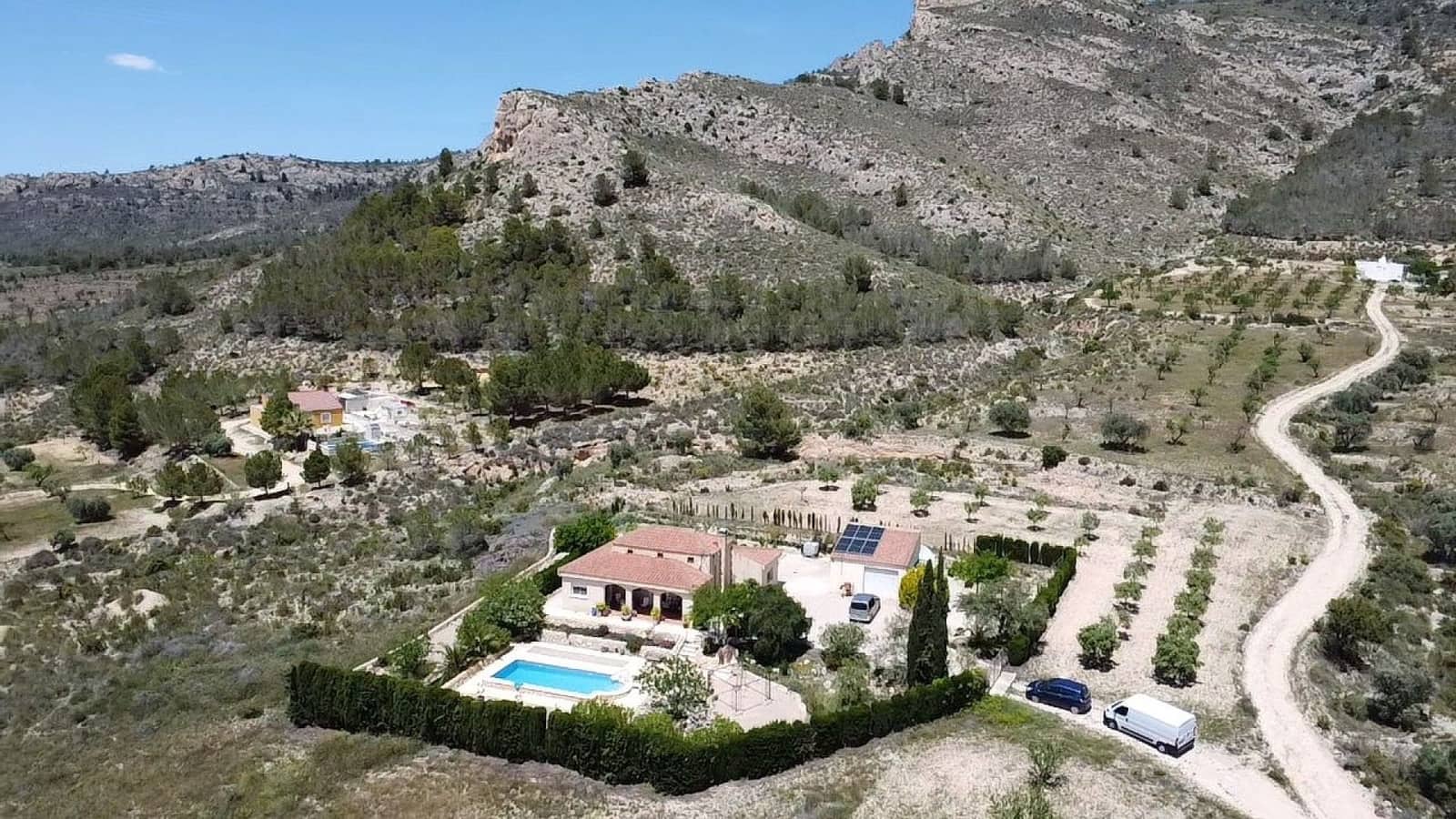 Chalet de 3 habitaciones en Sax en venta con piscina garaje - 349.995 € (Ref: 9849000)