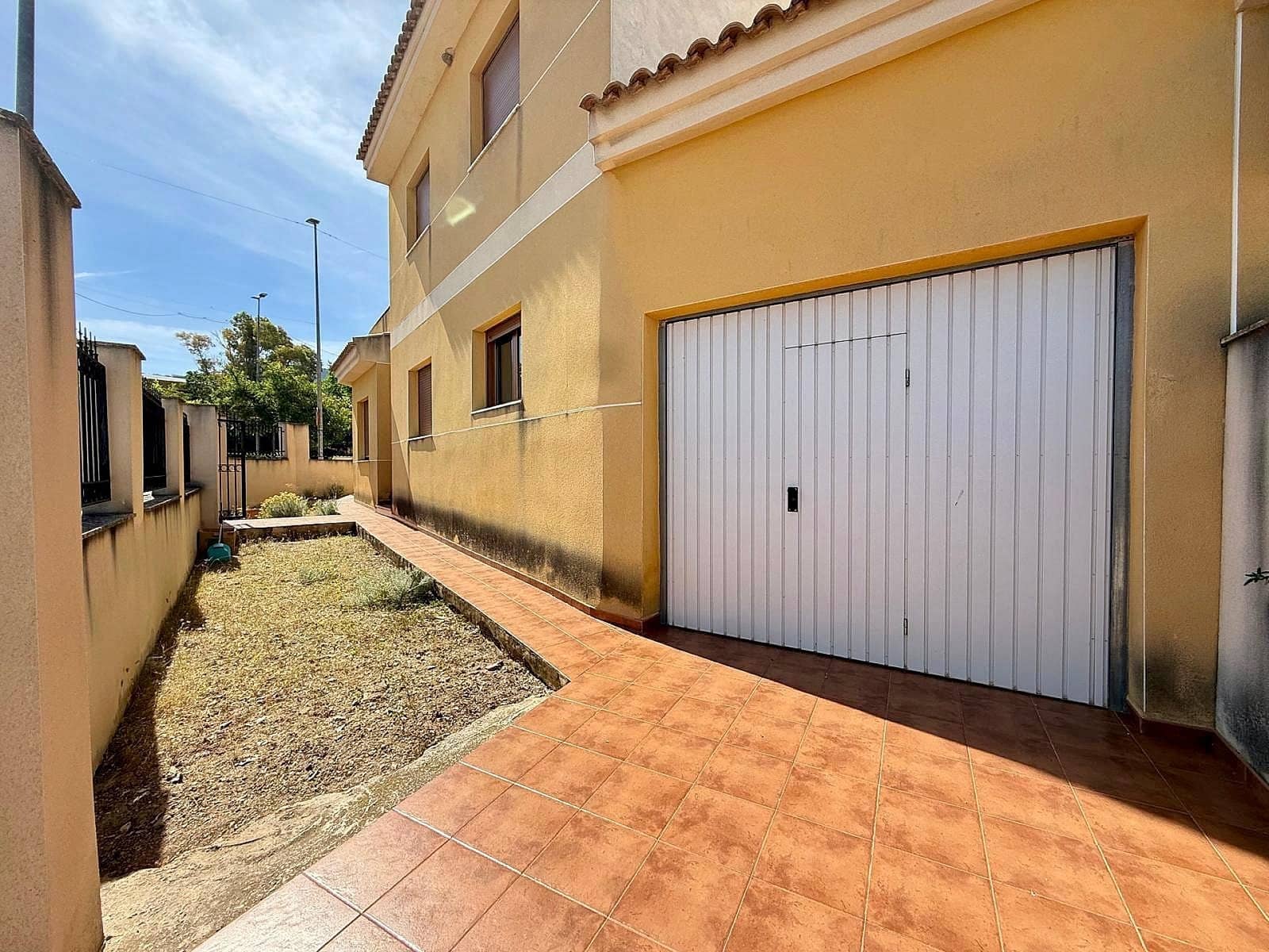 4 bedroom Townhouse for sale in Pinoso - € 240,000 (Ref: 9864037)