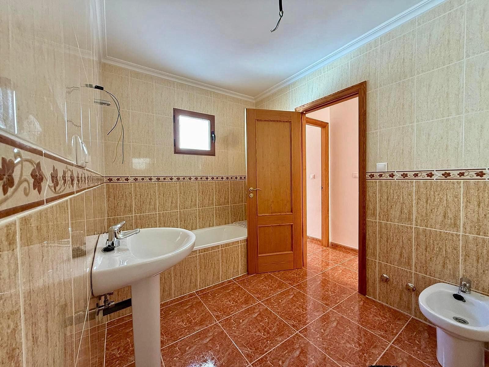 4 bedroom Townhouse for sale in Pinoso - € 240,000 (Ref: 9864037)