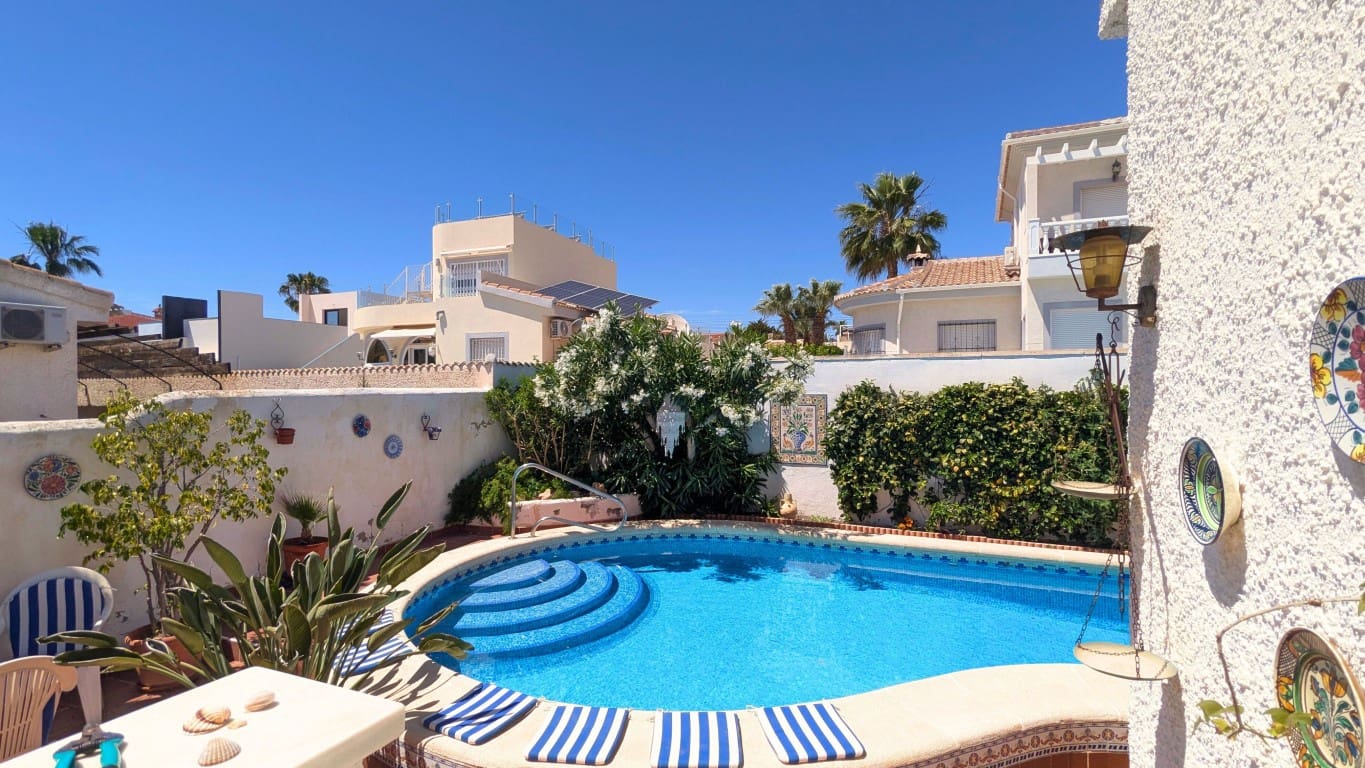 4 slaapkamer Villa te koop in Ciudad Quesada met zwembad - € 385.000 (Ref: 9875673)