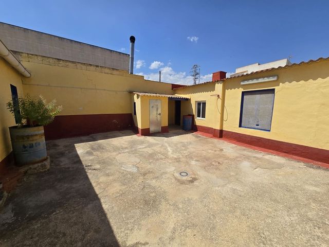 Byhus til salg i Sax med swimmingpool garage - € 45.000 (Ref: 9882625)