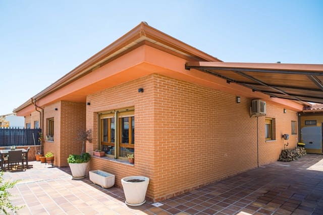 4 slaapkamer Villa te koop in Pinoso met garage - € 299.950 (Ref: 9945096)