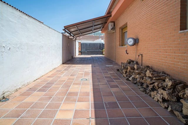 4 slaapkamer Villa te koop in Pinoso met garage - € 299.950 (Ref: 9945096)