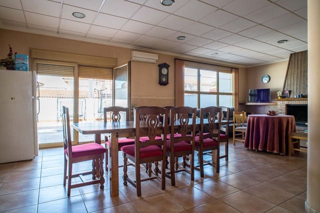 Chalet de 5 habitaciones en Pinoso en venta con piscina garaje - 399.950 € (Ref: 9958434)