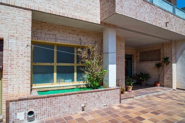 Chalet de 5 habitaciones en Pinoso en venta con piscina garaje - 399.950 € (Ref: 9958434)