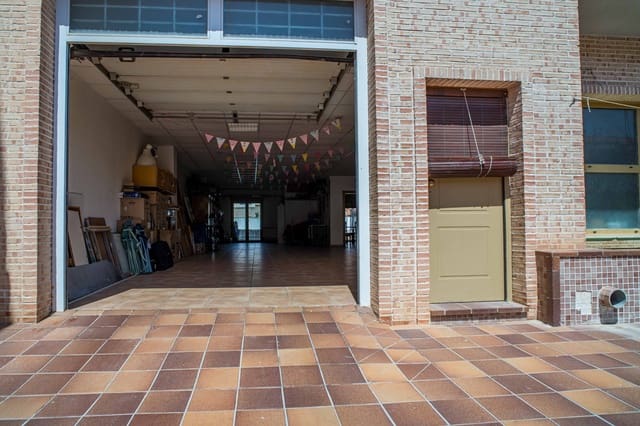 Chalet de 5 habitaciones en Pinoso en venta con piscina garaje - 399.950 € (Ref: 9958434)
