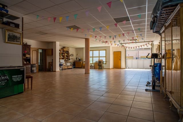 Chalet de 5 habitaciones en Pinoso en venta con piscina garaje - 399.950 € (Ref: 9958434)