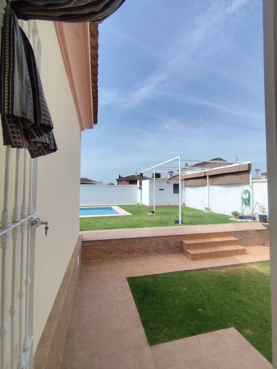 Chalet de 5 habitaciones en Tomares en venta con piscina garaje - 780.000 € (Ref: 10007253)