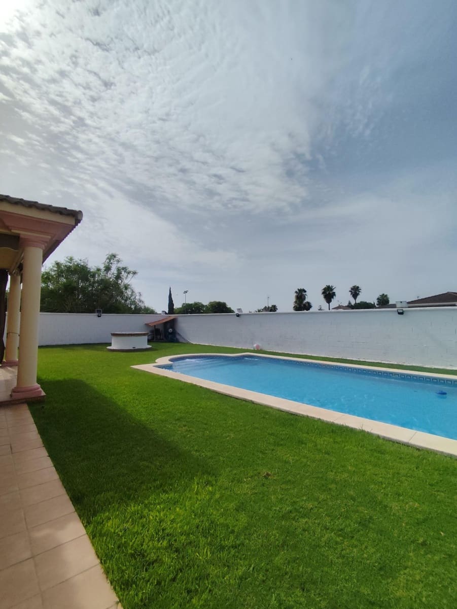 Chalet de 5 habitaciones en Tomares en venta con piscina garaje - 780.000 € (Ref: 10007253)