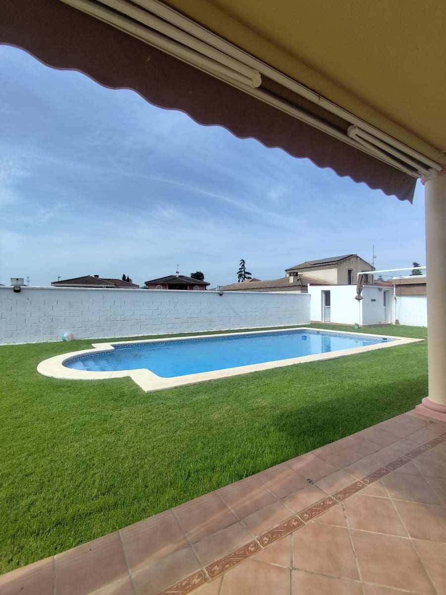 Chalet de 5 habitaciones en Tomares en venta con piscina garaje - 780.000 € (Ref: 10007253)