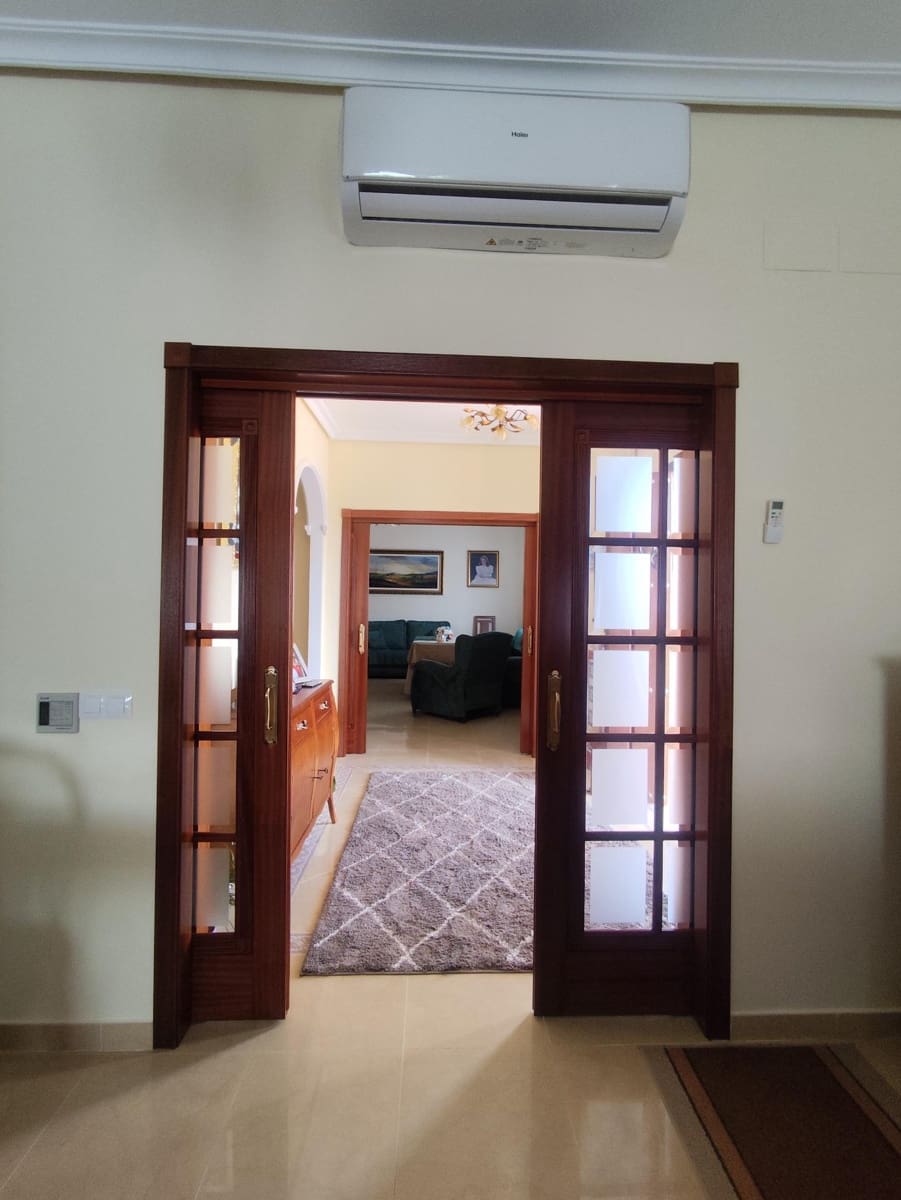 Chalet de 5 habitaciones en Tomares en venta con piscina garaje - 780.000 € (Ref: 10007253)