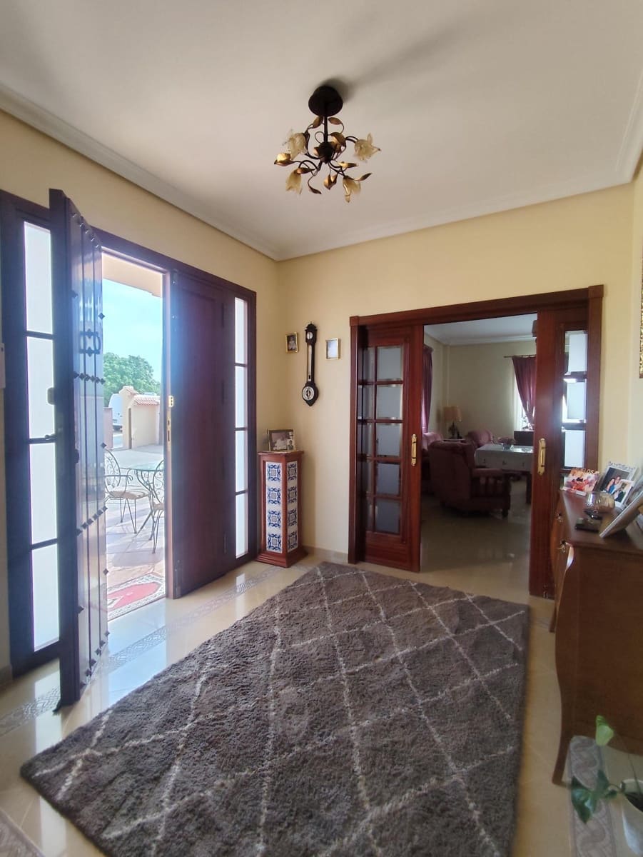 Chalet de 5 habitaciones en Tomares en venta con piscina garaje - 780.000 € (Ref: 10007253)