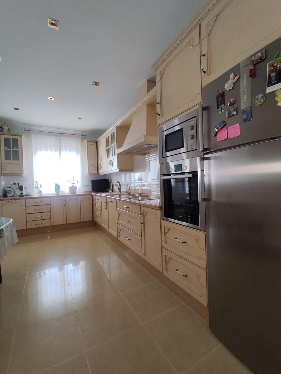 Chalet de 5 habitaciones en Tomares en venta con piscina garaje - 780.000 € (Ref: 10007253)