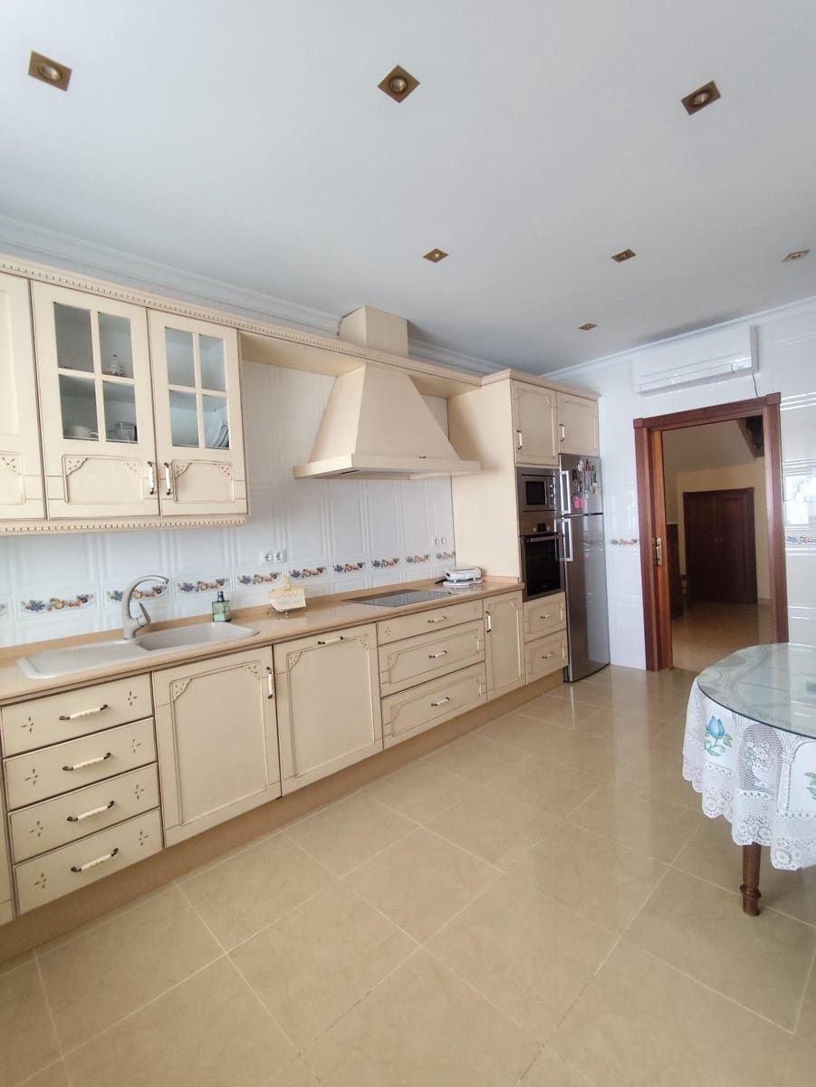 Chalet de 5 habitaciones en Tomares en venta con piscina garaje - 780.000 € (Ref: 10007253)