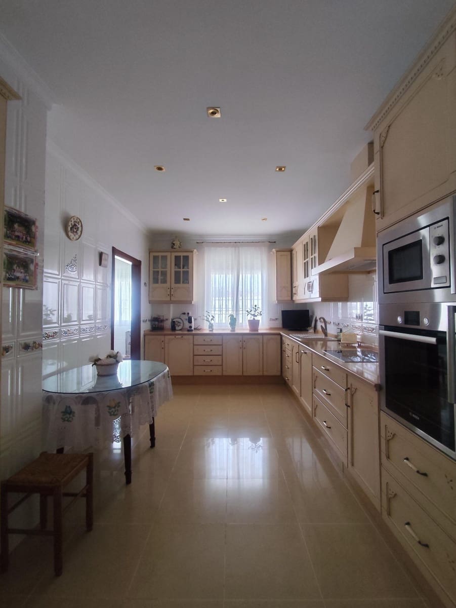 Chalet de 5 habitaciones en Tomares en venta con piscina garaje - 780.000 € (Ref: 10007253)