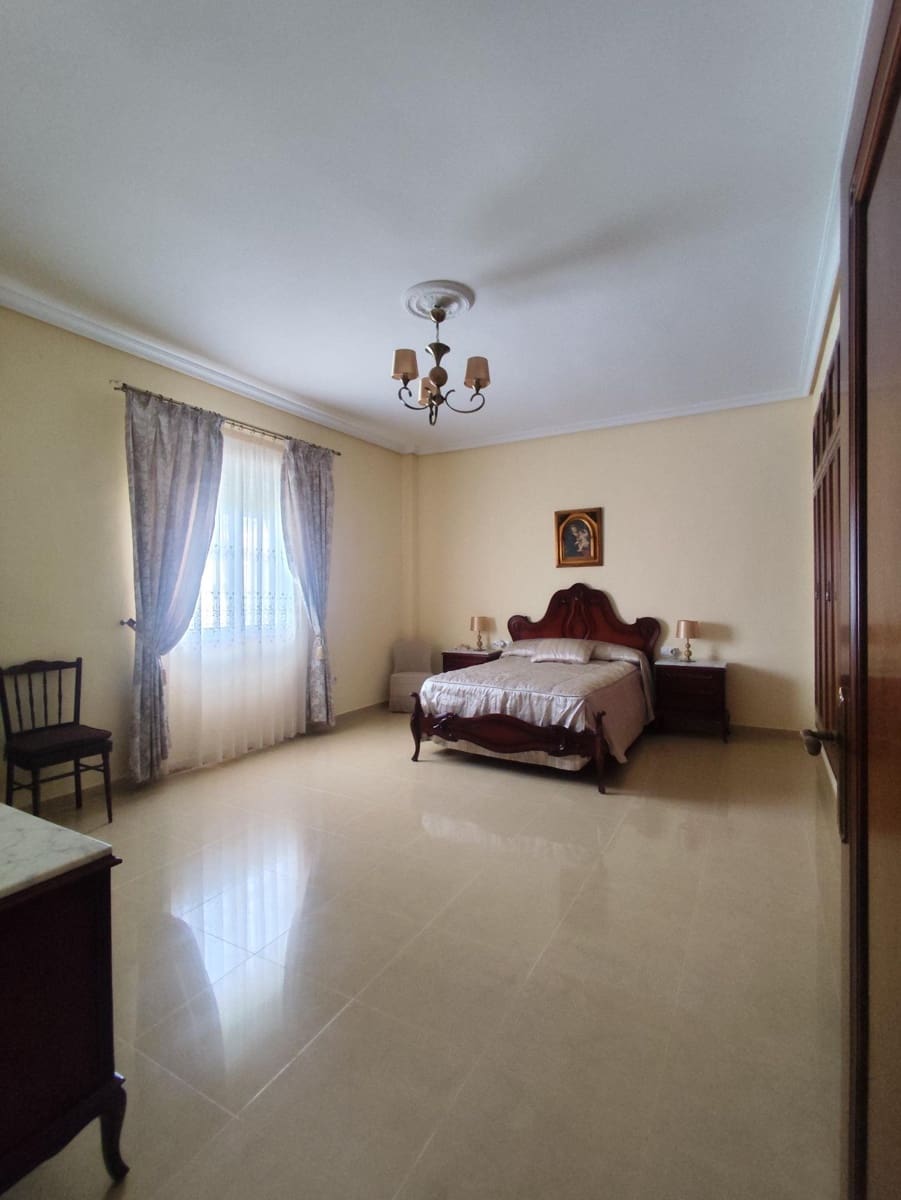 Chalet de 5 habitaciones en Tomares en venta con piscina garaje - 780.000 € (Ref: 10007253)