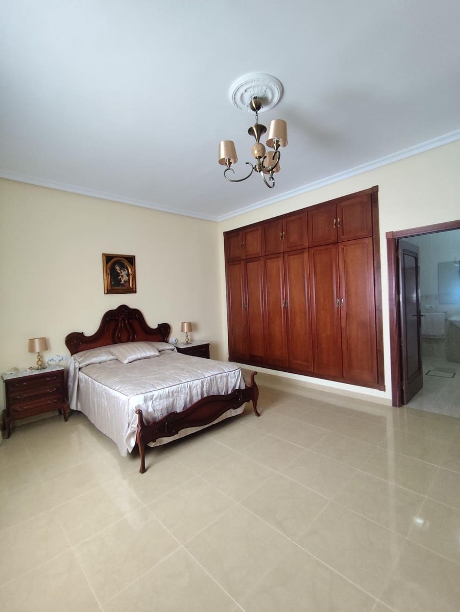 Chalet de 5 habitaciones en Tomares en venta con piscina garaje - 780.000 € (Ref: 10007253)