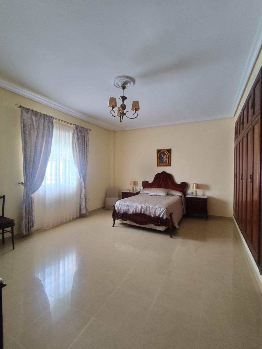 Chalet de 5 habitaciones en Tomares en venta con piscina garaje - 780.000 € (Ref: 10007253)