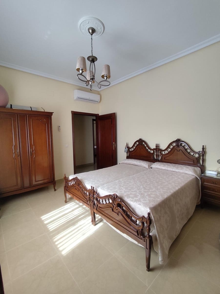 Chalet de 5 habitaciones en Tomares en venta con piscina garaje - 780.000 € (Ref: 10007253)
