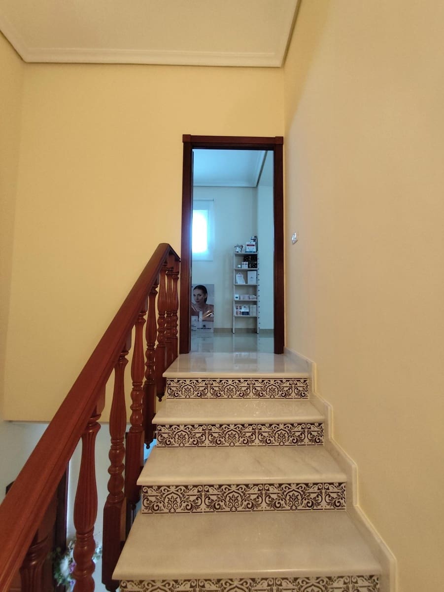 Chalet de 5 habitaciones en Tomares en venta con piscina garaje - 780.000 € (Ref: 10007253)