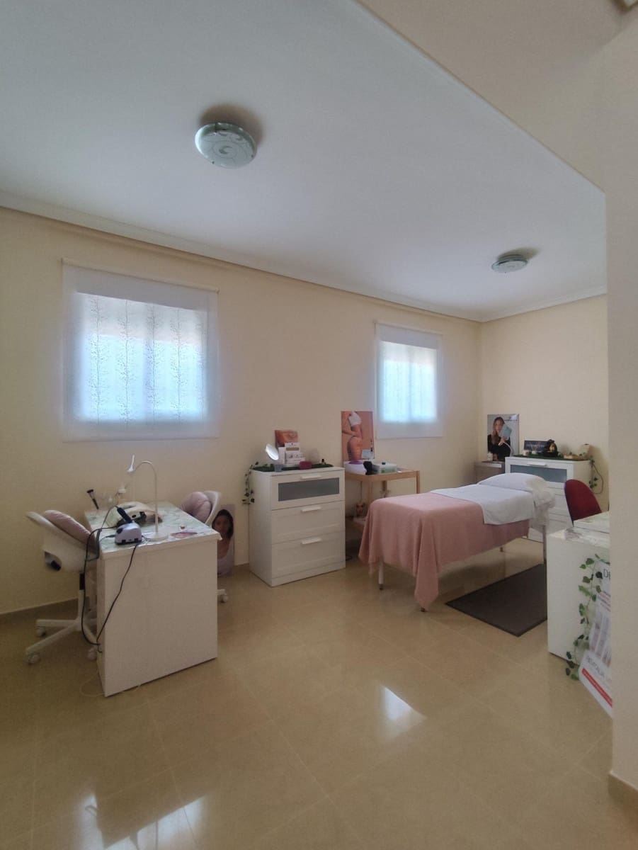 Chalet de 5 habitaciones en Tomares en venta con piscina garaje - 780.000 € (Ref: 10007253)