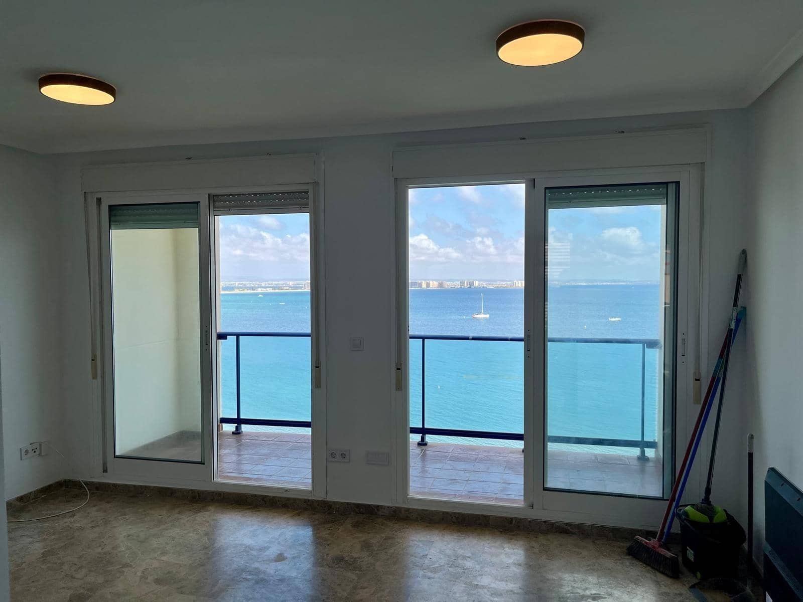 Piso de 2 habitaciones en La Manga del Mar Menor en venta - 214.000 € (Ref: 10011606)
