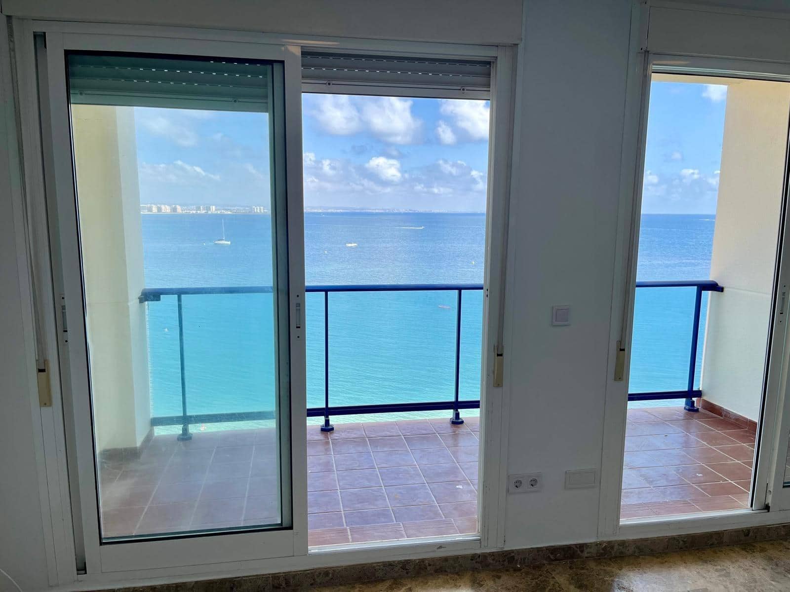 Piso de 2 habitaciones en La Manga del Mar Menor en venta - 214.000 € (Ref: 10011606)