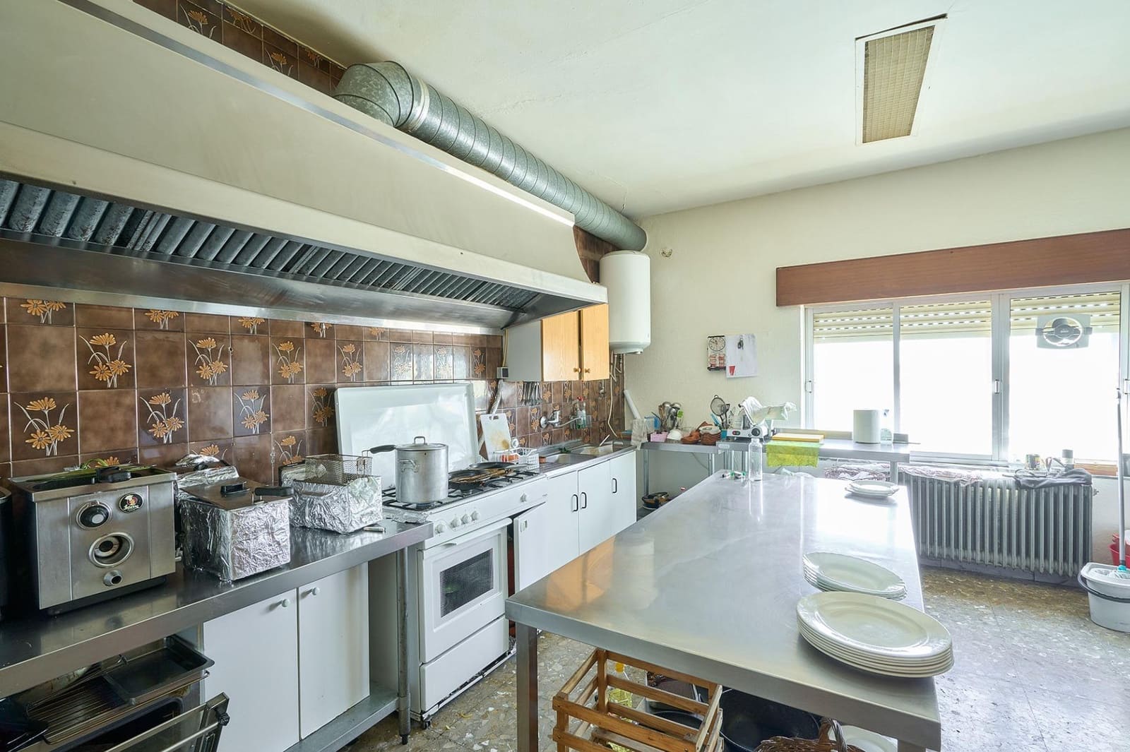 Business for sale in Pajares de la Laguna with garage - € 170,303 (Ref: 10011607)