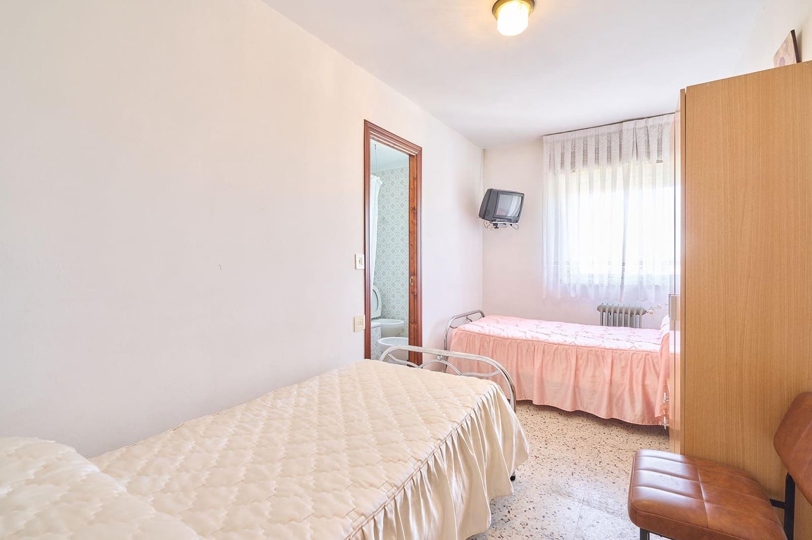 Business for sale in Pajares de la Laguna with garage - € 170,303 (Ref: 10011607)