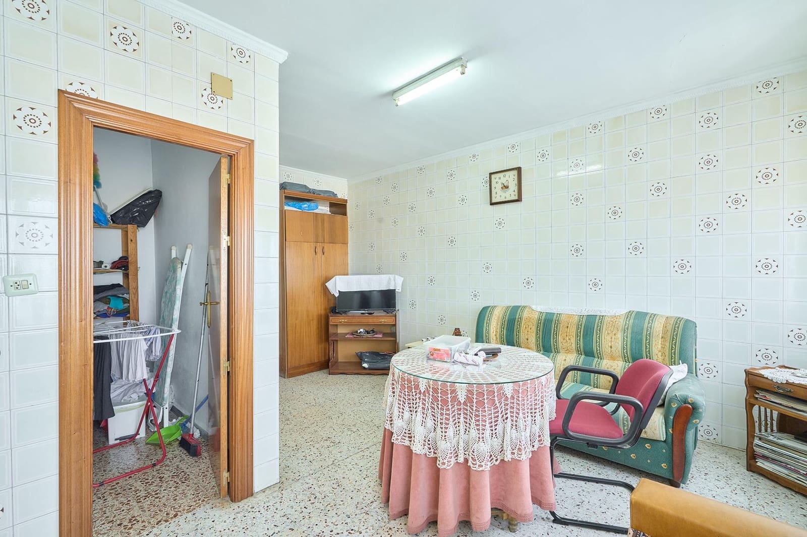 Business for sale in Pajares de la Laguna with garage - € 170,303 (Ref: 10011607)