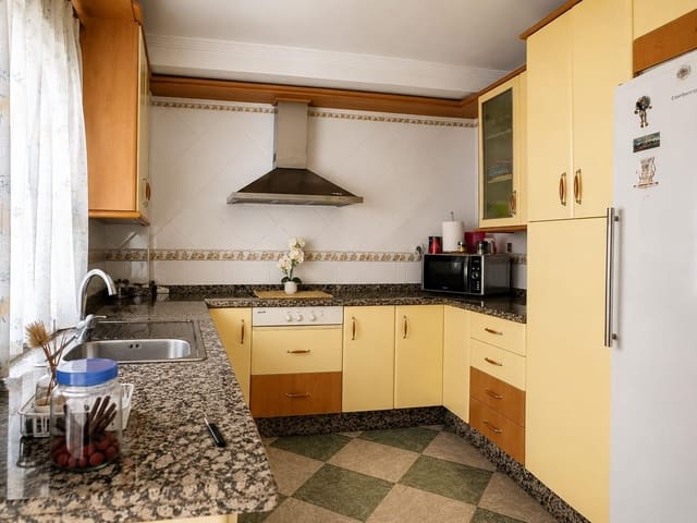 3 makuuhuone Omakotitalo myytävänä paikassa Huelva kaupunki - 269 800 € (Ref: 10043189)