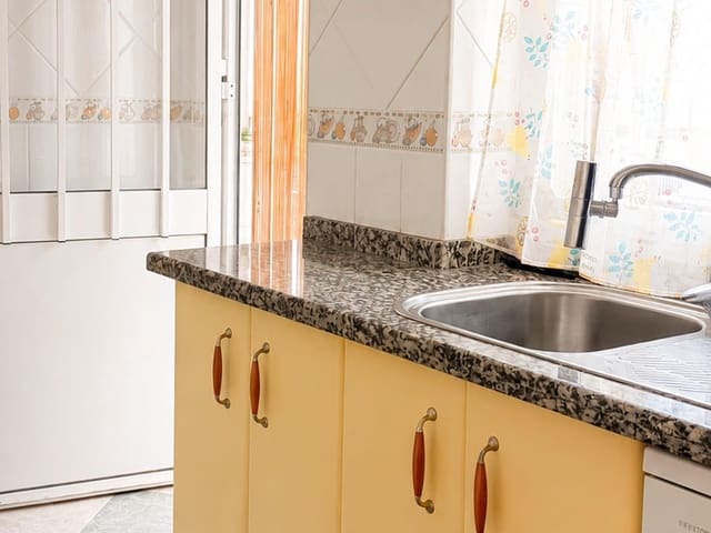3 makuuhuone Omakotitalo myytävänä paikassa Huelva kaupunki - 269 800 € (Ref: 10043189)