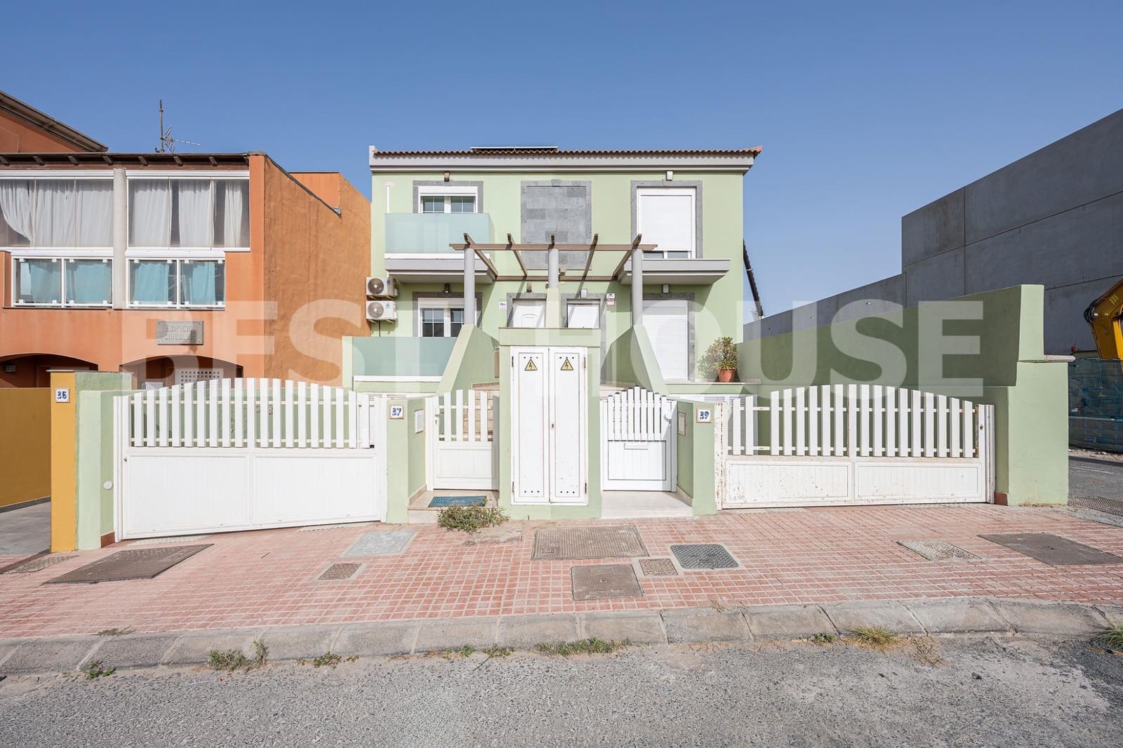 3 bedroom Semi-detached Villa for sale in Telde with pool garage - € 570,000 (Ref: 10045018)